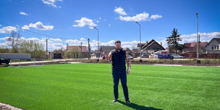 Miniteren de fotbal, foișor și loc de joacă, la Rădăuți, în zona cunoscută ca Toloaca de Jos