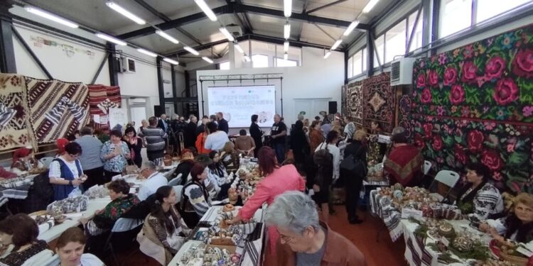 Ouă încondeiate cu prețuri cuprinse între 10 și 600 de lei, la festivalul specializat de la Moldovița (Foto)