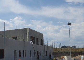 S-au montat primele lămpi pentru instalația de nocturnă la terenul de dimensiuni UEFA care se construiește la ieșirea din Suceava spre Fălticeni