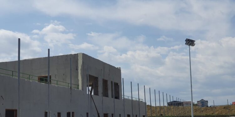 S-au montat primele lămpi pentru instalația de nocturnă la terenul de dimensiuni UEFA care se construiește la ieșirea din Suceava spre Fălticeni