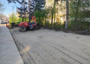 Lucrări pentru amenajarea unor parcări pe Mărășești. Pe marginea drumului, borduri de 15-18 centimetri, pentru protecția pietonilor