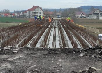 La podul de la Milișăuți continuă lucrările de armare a plăcii de suprabetonare