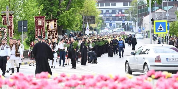 Mii de credincioși, pe străzile Sucevei, la Procesiunea de Florii (Foto)