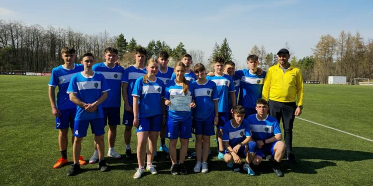 40 de copii de la clasa 0 pînă la clasa a V-a, din zona Cîmpulung Moldovenesc, practică rugby-tag-ul în cadrul Asociației ”Zimbrii Rarăului”