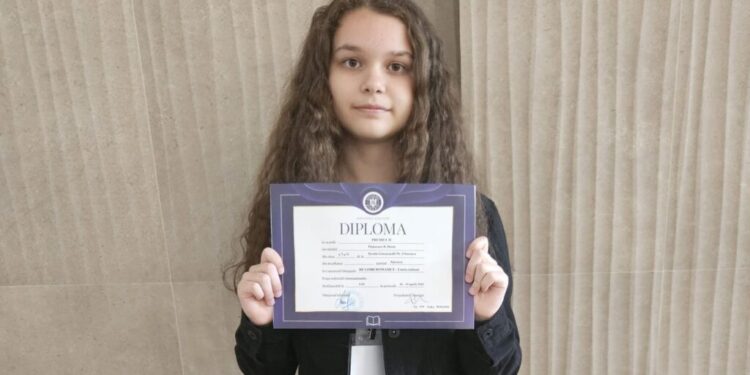Ilaria Păduraru, elevă la Școala 4 Suceava, premiul II la etapa națională a Olimpiadei de Limba Italiană. Ilaria, care pînă în clasa a V-a a învățat în Italia, a terminat clasele a V-a și a VI-a cu media 10