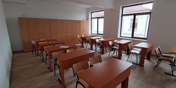 Școală cu încălzire în pardoseală, la Mihoveni-Șcheia. Un alt corp de clădire al școlii, vechi de 100 de ani, va intra și el într-un proces de reabilitare (Foto)