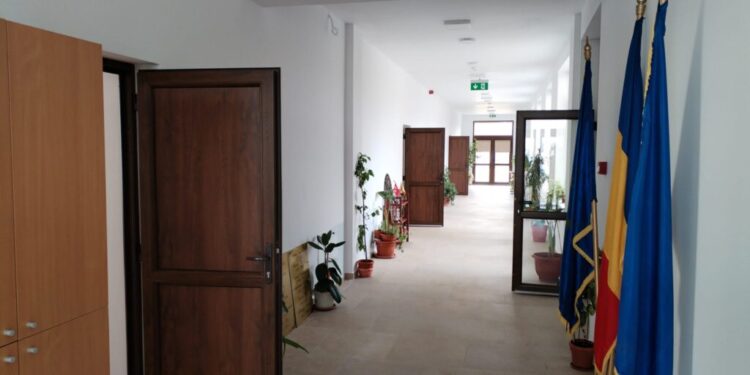 Școală cu încălzire în pardoseală, la Mihoveni-Șcheia. Un alt corp de clădire al școlii, vechi de 100 de ani, va intra și el într-un proces de reabilitare (Foto)