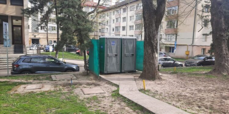 Primăria Suceava vrea să achiziționeze toalete care pot fi racordate la rețeaua de canalizare și care se curăță singure, pentru a le monta în parcuri și în zonele aglomerate