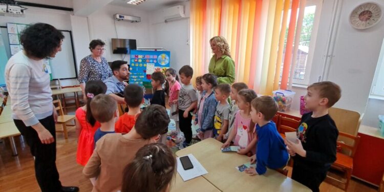 ”Educatoare pentru o zi”, la Grădinița cu Program Normal ”Obcini”. Directoarea Maria Todereanu: O mamă a hotărît să se facă educatoare. La anul vom încerca să implicăm și tații în acest proiect (Foto)