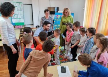 ”Educatoare pentru o zi”, la Grădinița cu Program Normal ”Obcini”. Directoarea Maria Todereanu: O mamă a hotărît să se facă educatoare. La anul vom încerca să implicăm și tații în acest proiect (Foto)
