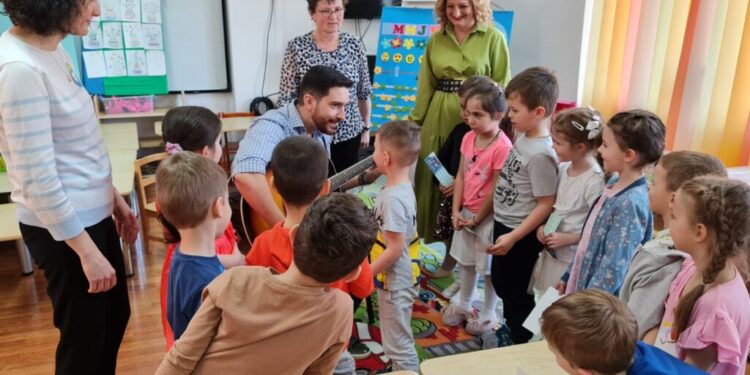 ”Educatoare pentru o zi”, la Grădinița cu Program Normal ”Obcini”. Directoarea Maria Todereanu: O mamă a hotărît să se facă educatoare. La anul vom încerca să implicăm și tații în acest proiect (Foto)