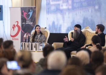 Sute de oameni de toate vîrstele, la o întîlnire cu părintele stareț Vlad Pimen, viețuitor pe Muntele Athos, organizată de ASCOR Suceava, Protopopiatul Suceava 1 și Fundația ”Ana – inimă de copil” (Foto)