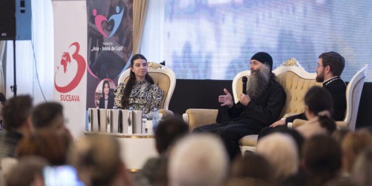 Sute de oameni de toate vîrstele, la o întîlnire cu părintele stareț Vlad Pimen, viețuitor pe Muntele Athos, organizată de ASCOR Suceava, Protopopiatul Suceava 1 și Fundația ”Ana – inimă de copil” (Foto)