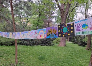 Parcul Central al Sucevei, împînzit cu desene ale unor copii de grădiniță, cu ocazia Zilei Mondiale a Pămîntului. Desenele pot fi admirate pînă mîine (Foto)