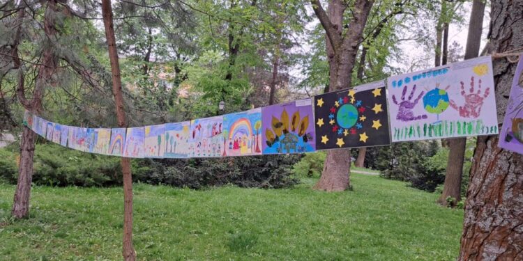 Parcul Central al Sucevei, împînzit cu desene ale unor copii de grădiniță, cu ocazia Zilei Mondiale a Pămîntului. Desenele pot fi admirate pînă mîine (Foto)