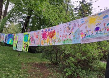 Parcul Central al Sucevei, împînzit cu desene ale unor copii de grădiniță, cu ocazia Zilei Mondiale a Pămîntului. Desenele pot fi admirate pînă mîine (Foto)