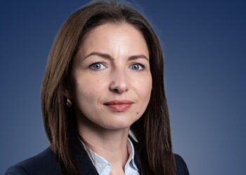 Adina Vrabie, profesoară de franceză și specialistă în proiecte pe fonduri europene, în echipa lui Lucian Harșovschi: Alături de cea mai frumoasă și mai dinamică echipă, echipa lui Lucian Harșovschi, aleg să fiu vocea care rezonează cu aspirațiile sucevenilor, aleg să fiu curaj și implicare