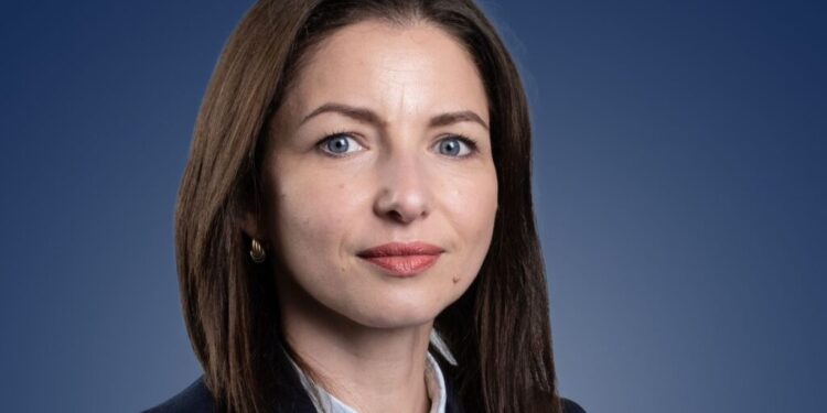 Adina Vrabie, profesoară de franceză și specialistă în proiecte pe fonduri europene, în echipa lui Lucian Harșovschi: Alături de cea mai frumoasă și mai dinamică echipă, echipa lui Lucian Harșovschi, aleg să fiu vocea care rezonează cu aspirațiile sucevenilor, aleg să fiu curaj și implicare