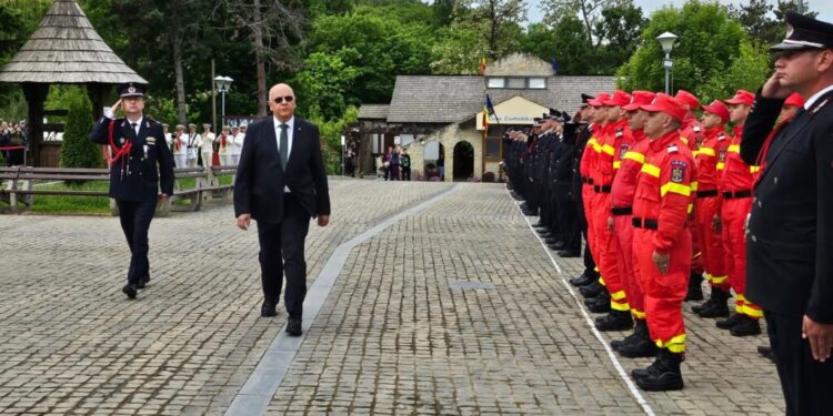 Drapelul de Luptă al Inspectoratului pentru Situații de Urgență ”Bucovina” Suceava a fost decorat cu Ordinul ”Bărbăție și credință în grad de Cavaler”. Pompierii suceveni au fost felicitați de Raed Arafat