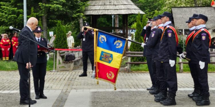 Drapelul de Luptă al Inspectoratului pentru Situații de Urgență ”Bucovina” Suceava a fost decorat cu Ordinul ”Bărbăție și credință în grad de Cavaler”. Pompierii suceveni au fost felicitați de Raed Arafat