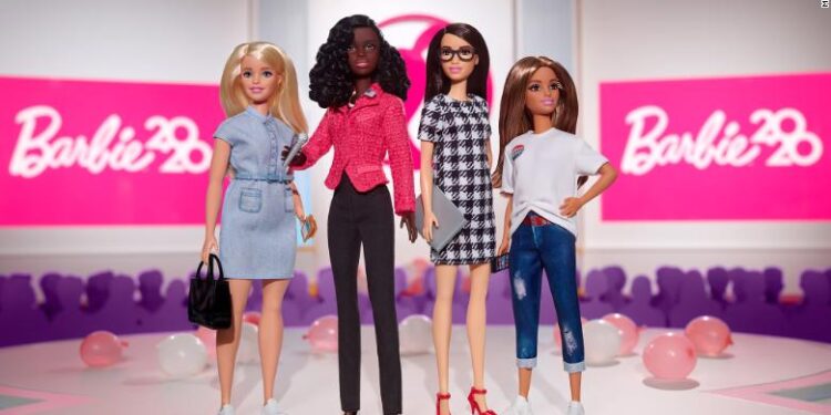 Expoziție inedită la Suceava cu păpuși Barbie, ”visul american împlinit al sucevencei Nina Smart”. Emil Ursu: Unul din colecționari, care va fi prezent la vernisaj, este cel care face anual trofeul pentru Oscar