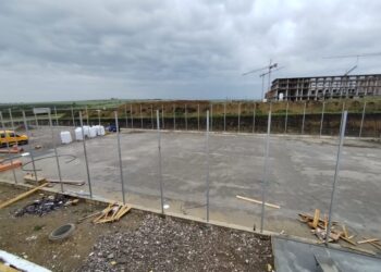 Baza sportivă de la marginea Sucevei, care conține și un teren de fotbal de dimensiuni UEFA, realizată în proporție de 70%. Primăria s-a ocupat de lucrările de sistematizare a terenului, precum și de construirea zidului de sprijin și consolidarea acestuia (Foto)