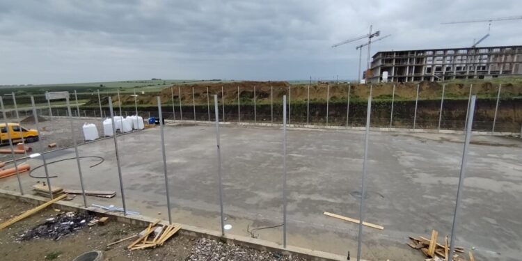 Baza sportivă de la marginea Sucevei, care conține și un teren de fotbal de dimensiuni UEFA, realizată în proporție de 70%. Primăria s-a ocupat de lucrările de sistematizare a terenului, precum și de construirea zidului de sprijin și consolidarea acestuia (Foto)