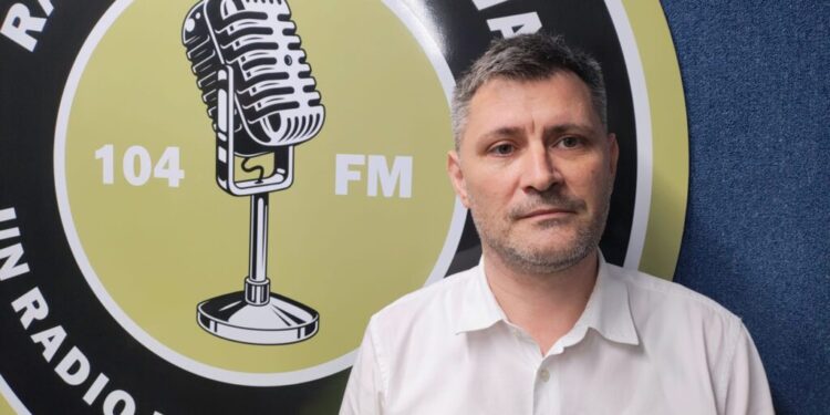 Arhitectul Beni Atodiresei: Suceava e un oraș, din păcate, cu o singură stradă. Printr-o stradă nu poți să rezolvi problema traficului sau problema presiunii traficului în centru decît dacă dai aceeași valoare cartierelor, adică faci ”centre” în cartier, astfel încît oamenii să nu mai fie obligați să vină în centru