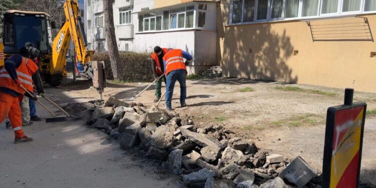 Pe strada Grigore Antipa din Burdujeni se fac lucrări de reabilitare și modernizare (Foto)