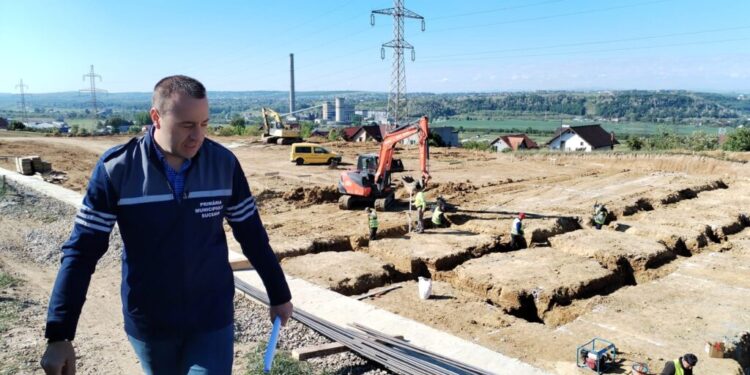 Au început lucrările de construire a creșei din cartierul Tinereții. Printre altele, vor fi 11 dormitoare, 6 camere de joacă prevăzute cu vestiar filtru, un spațiu pentru luat masa și un cabinet medical cu izolator (Foto)