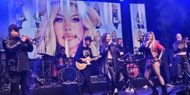 Spre 10.000 de oameni, în centrul Sucevei, la spectacolul organizat cu ocazia Zilei Europei. Au animat publicul Iuliana Beregoi, Edward Sanda, Cleopatra, Elena Gheorghe și Loredana (Foto)