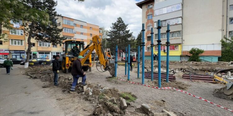 Firmele de salubritate ”Diasil Service” și ”Ritmic Com” amenajează un spațiu de joacă în apropierea Bisericii ”Sf. Andrei” și altul la Zona de Agrement de pe malul rîului Suceava (Foto)