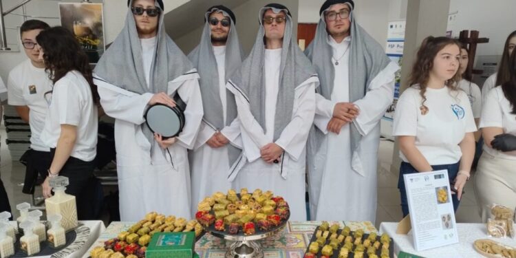Un ceai din sirop de păpădie și cedru, locul I la FIA Food Fest, concurs organizat de universitatea suceveană. Membrii echipajului care a preparat dulciuri orientale au fost îmbrăcați în costumație arăbească (Foto)