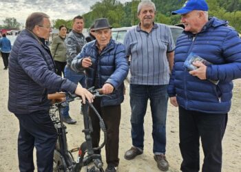 Gheorghe Flutur, în piața de la Gura Humorului: Foarte mulți dintre ei nu așteptau să le ceri un vot, ci spuneau că se bazează pe noi să ne continuăm munca. Această atitudine am întîlnit-o și în piața din Rădăuți, și la Cîmpulung Moldovenesc, și la Vatra Dornei