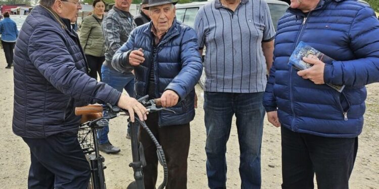 Gheorghe Flutur, în piața de la Gura Humorului: Foarte mulți dintre ei nu așteptau să le ceri un vot, ci spuneau că se bazează pe noi să ne continuăm munca. Această atitudine am întîlnit-o și în piața din Rădăuți, și la Cîmpulung Moldovenesc, și la Vatra Dornei