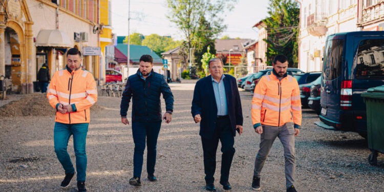 Gheorghe Flutur, la 7 dimineața, pe șantierul din centrul municipiului Rădăuți: Așa cum anul trecut am fost foarte des la Vatra Dornei, pentru a pune umărul în dezvoltarea orașului, la fel fac acum pentru Rădăuți și la fel voi face și pentru celelalte localități din județul Suceava