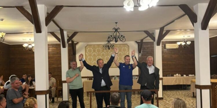 Gheorghe Flutur, la o întîlnire electorală în Burdujeni: Sînt alături de tînărul Lucian Harșovschi și îmi doresc un primar dinamic, cu inițiativă, credință și implicare. Acesta este Lucian Harșovschi