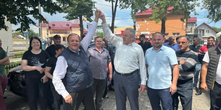 Gheorghe Flutur: Gheorghe Luță este un primar foarte harnic, exigent, care a modernizat comuna Dornești. Adrian Gemanaru, un tînăr fermier, om cu inițiativă și cu proiecte curajoase pentru comuna Slatina