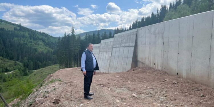 A început turnarea primului strat de asfalt pe drumul Mălini – Borca. Proiectul este finanțat de Consiliul Județean Suceava. Gheorghe Flutur: Ne propunem ca stațiunea turistică de interes local Malini să devină stațiune turistică de interes național