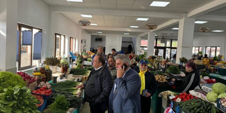 Gheorghe Flutur, la Cîmpulung Moldovenesc: Orașul este pe mîni bune, mîinile unui primar gospodar și iubit de oameni. Umăr la umăr cu el contribui și eu, ca președinte de Consiliu Județean