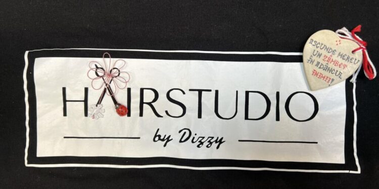 ”Hairstudio by Dizzy” Suceava ”este și un loc de socializare. (…) Nu trebuie să vii doar să obții un serviciu și să pleci. Te mai întîlnești cu oamenii, mai povestești, mai schimbi idei, mai cunoști oameni noi”