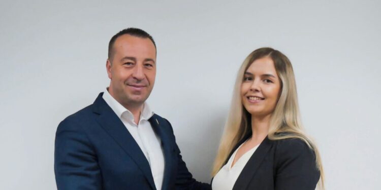 Diana Ioana Ștefan, o fiziokinetoterapeută în vîrstă de 28 ani, alături de Lucian Harșovschi: Consider că împreună cu colegii mei putem aduce un suflu nou orașului, să îl transformăm în acasă, în acel loc în care mereu revii cu drag