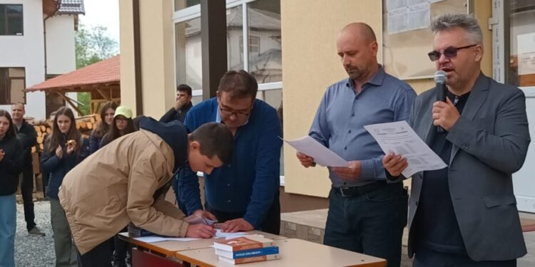 174 de elevi suceveni, la Șaru Dornei, la Mica Olimpiadă de Istorie Clio. Premiile au constat în bani, obținuți din sponsorizări, și în cărți oferite de profesorul universitar doctor VirgiliuȚârău (Foto)