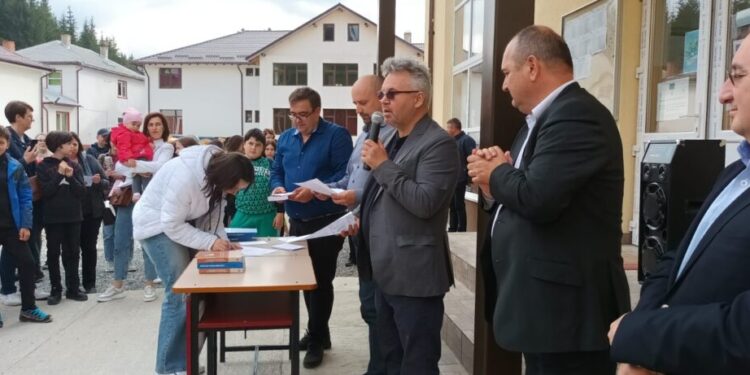 174 de elevi suceveni, la Șaru Dornei, la Mica Olimpiadă de Istorie Clio. Premiile au constat în bani, obținuți din sponsorizări, și în cărți oferite de profesorul universitar doctor VirgiliuȚârău (Foto)