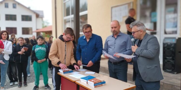 174 de elevi suceveni, la Șaru Dornei, la Mica Olimpiadă de Istorie Clio. Premiile au constat în bani, obținuți din sponsorizări, și în cărți oferite de profesorul universitar doctor VirgiliuȚârău (Foto)