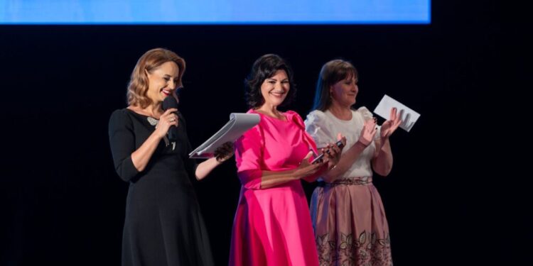 126 de elevi, 30 directori de școală și alți 95 de profesori au fost premiați de Fundația ”Ana – inimă de copil”, în cadrul celei de-a II-a ediții a evenimentului ”Copiii pe primul loc” (Foto)