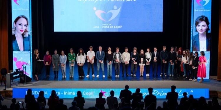 126 de elevi, 30 directori de școală și alți 95 de profesori au fost premiați de Fundația ”Ana – inimă de copil”, în cadrul celei de-a II-a ediții a evenimentului ”Copiii pe primul loc” (Foto)