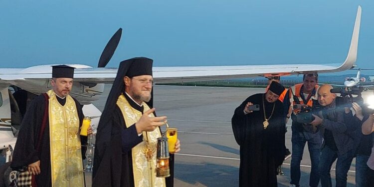 Puțin după ora 20.45, pe Aeroportul Suceava a aterizat o aeronavă de mici dimensiuni cu care a fost adusă Lumina Sfîntă de la Ierusalim. De la aeroport, Lumina Sfîntă a plecat spre biserici din județele Suceava, Botoșani și Neamț, dar și din Republica Moldova și Ucraina (Foto)