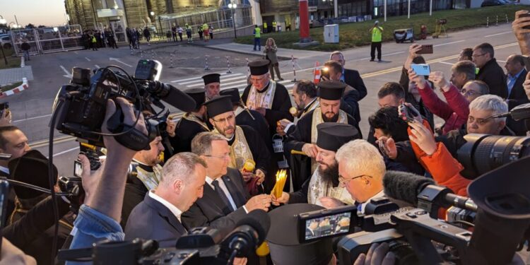 Puțin după ora 20.45, pe Aeroportul Suceava a aterizat o aeronavă de mici dimensiuni cu care a fost adusă Lumina Sfîntă de la Ierusalim. De la aeroport, Lumina Sfîntă a plecat spre biserici din județele Suceava, Botoșani și Neamț, dar și din Republica Moldova și Ucraina (Foto)