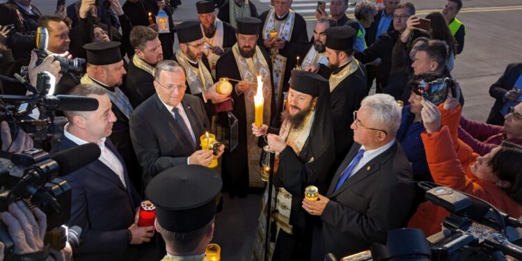 Puțin după ora 20.45, pe Aeroportul Suceava a aterizat o aeronavă de mici dimensiuni cu care a fost adusă Lumina Sfîntă de la Ierusalim. De la aeroport, Lumina Sfîntă a plecat spre biserici din județele Suceava, Botoșani și Neamț, dar și din Republica Moldova și Ucraina (Foto)